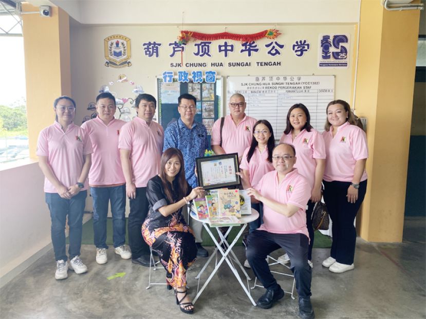 葫芦顶中华公学校长傅云芳（坐者左）颁发感谢状给古晋新邦迪卡区乡村发展及安全委员会今日在主席甲必丹刘思乐（坐者右）。後排左起为古晋新邦迪卡区乡村发展及安全委员会执委余欣如丶文朝龙丶郑良国丶葫芦顶中华公学课外活动主任杨珺安丶古晋新邦迪卡区乡村发展及安全委员会执委陈永胜丶刘亿丶陈子玲及蔡洁凌。