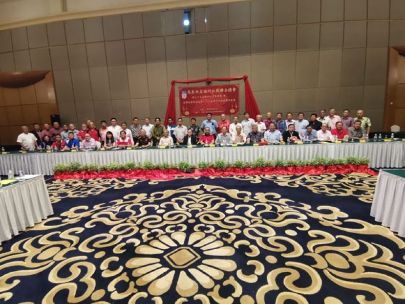 马福全体出席会议理事会后合影。