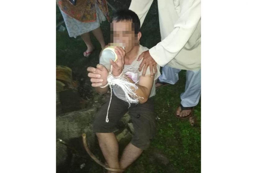 嫌犯被民众制伏捆绑。