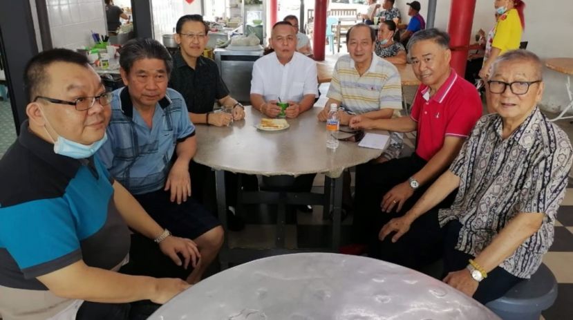 古晋老巴刹民众联谊会主席林传政（右4）联袂该会部分理事与北市行政委员薛华东（右5）交流；左起为副财政林宗利、创会会长王亚益；右起为副主席沈云豹、财政冯裕邦，秘书孙守生。