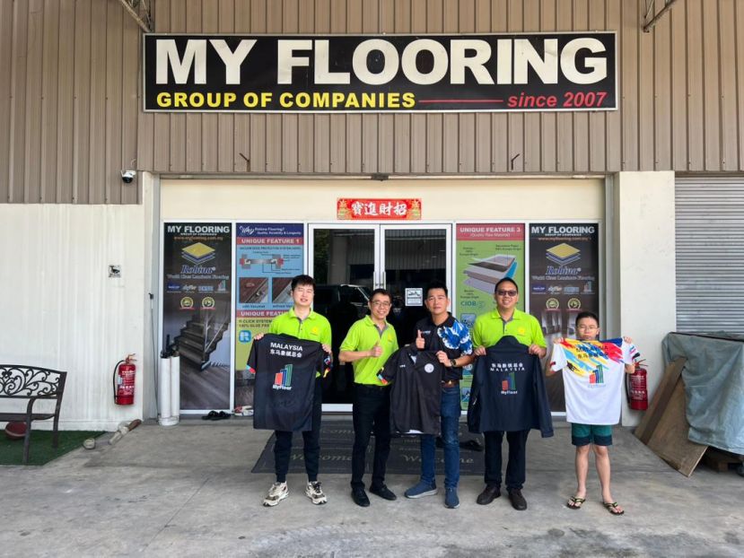 MY FLOORING 亚庇分行董事罗伟康（中）移交队服于东马象棋总会代表。