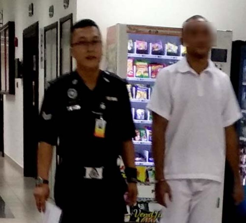 专抢劫便利店的惯犯，带着愁容离开法庭时摄。