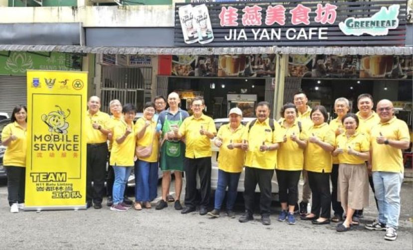   砂人联党峇都林当支部主席薛华东（中）率领东哥团队于周日（14日）上午，在新邦迪卡设流动柜台，助银发民众申请肯雅兰金卡及申请健康福利计划，该团队为民服务精神获得民众的赞赏。