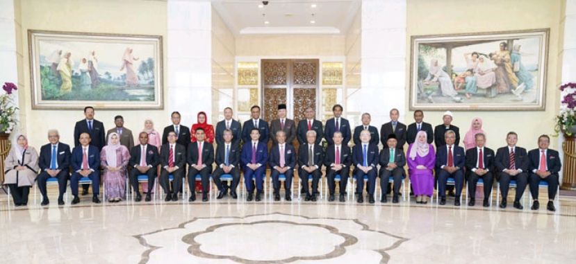 首相丹斯里慕尤丁与全体内阁部长大合照。