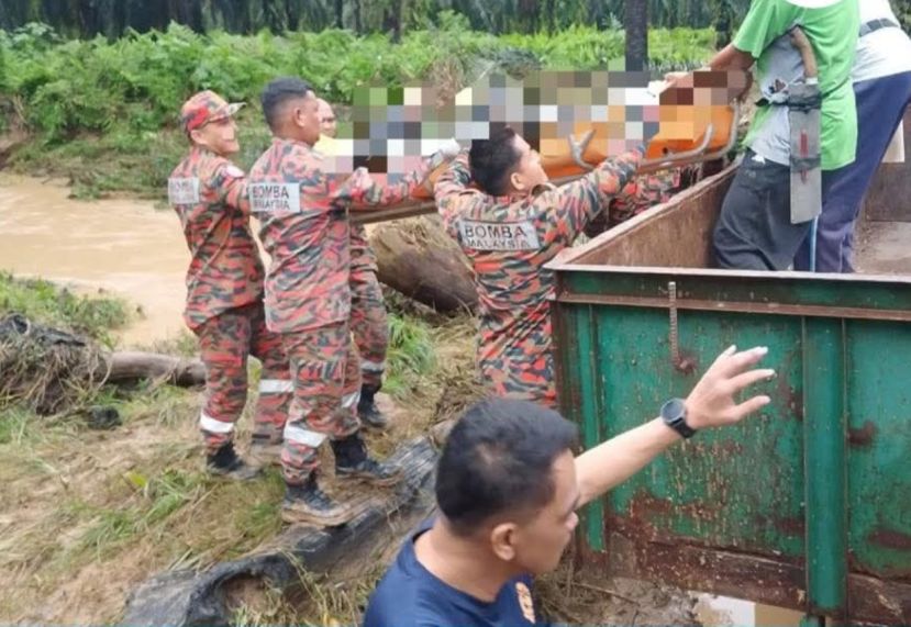 2骑士为涉水通过被洪水淹没的道路  一人惨遭急流冲走后溺毙