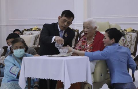 诗丽吉晚年病痛缠身，泰王与苏提达王后探视。