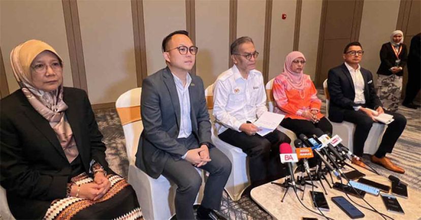 祖基菲里阿末（左3）透露，卫生部预料会在下周获得私人医院，扣押一名夭折婴儿的遗体案件的调查报告。左起莎峇丽雅、魏子森、法兹拉及克里斯多夫。