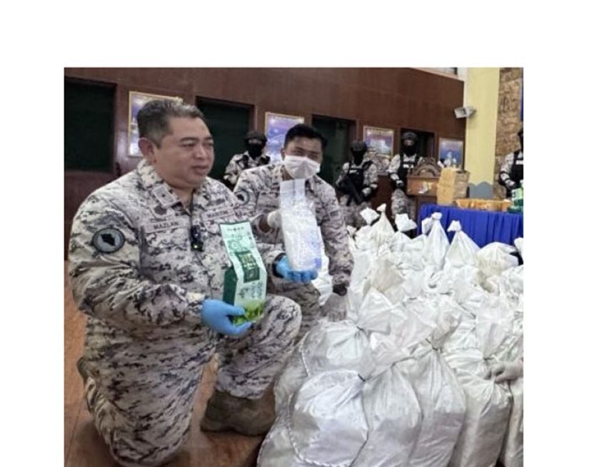 大马海事执法机构官员展示所起获的冰毒。