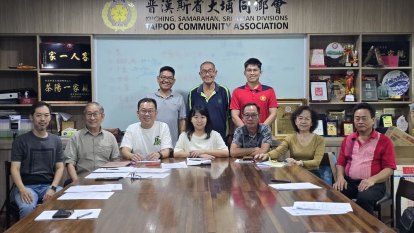 五联庆筹备会会议。前排左起杨咏诒、蓝德利、谢书暐、罗绍凤、杨裕腾、罗秀燕、钟永新，后排左起黄长敬、何仪赞及萧聪恒。