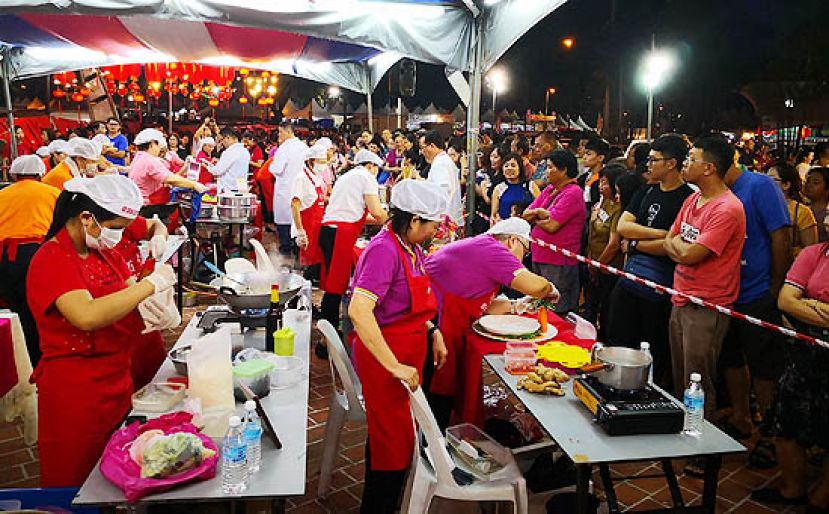 大批市民围观创意面食比赛的烹调过程。