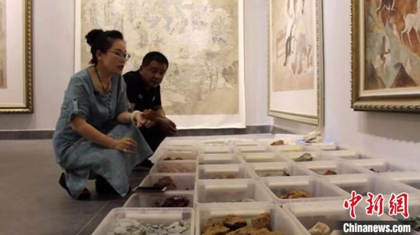 王亚林多年来辗转敦煌方圆五六百公里的戈壁荒山中，挖掘整理出的60余种颜料矿石。