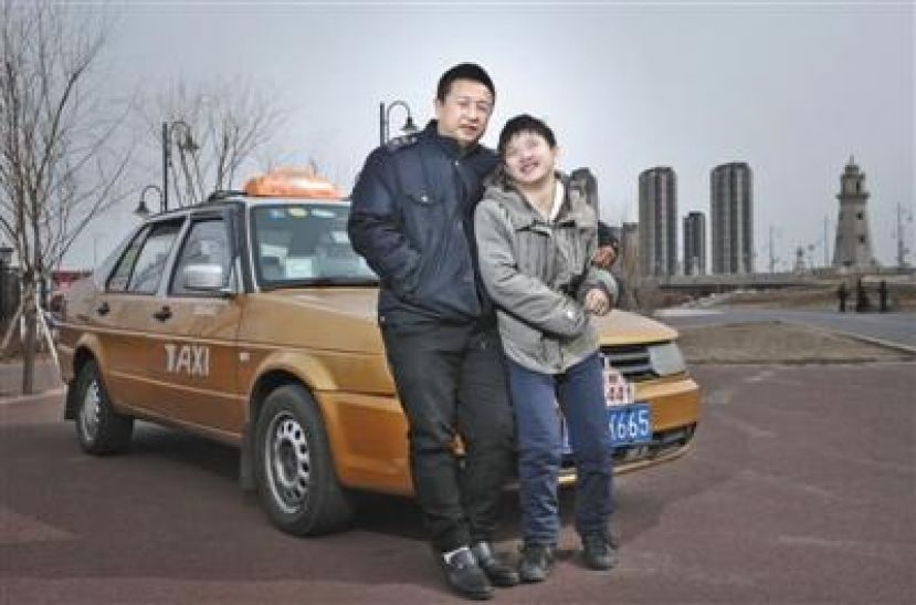 图示：何海波和14岁的女儿慧慧，这辆出租车是他们父女俩赖以生存的依靠。