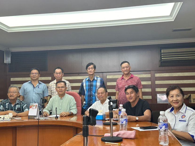 新闻发布会上一摄，后排左一 割草承包商许爱民 前排左起：副会长张云青、会长刘侑锟、暑理会会长甲必丹蔡永能、副会长黄俊康以及副会长刘梅娇。