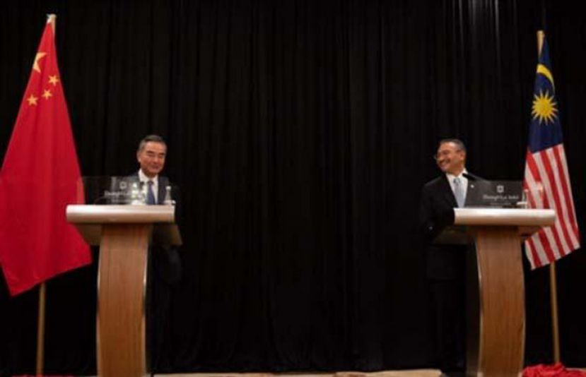 中国国务委员兼外长王毅（左）在吉隆坡同马来西亚外长希沙慕丁（右）共同会见记者。
