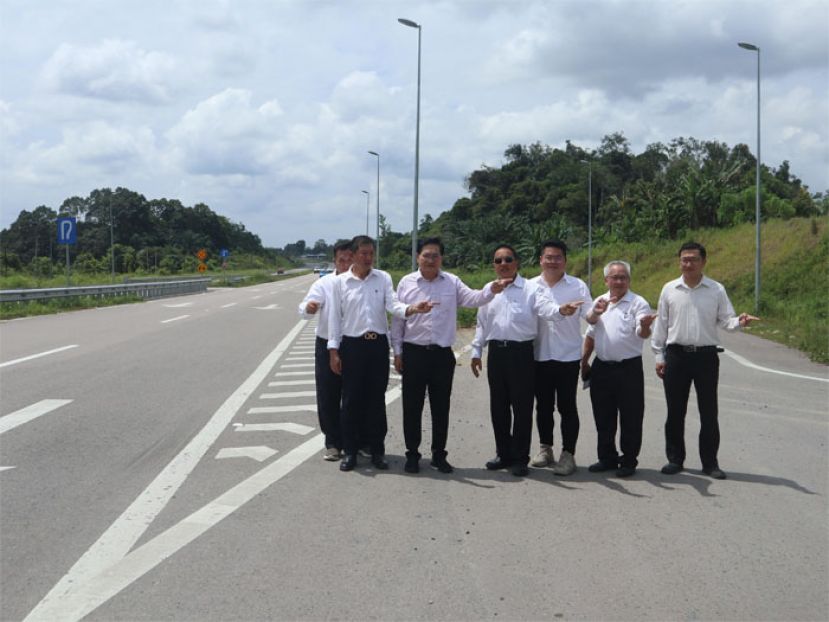 吴标生等在诗巫前往英吉利里的道路上指示安装明确指示牌的重要性。