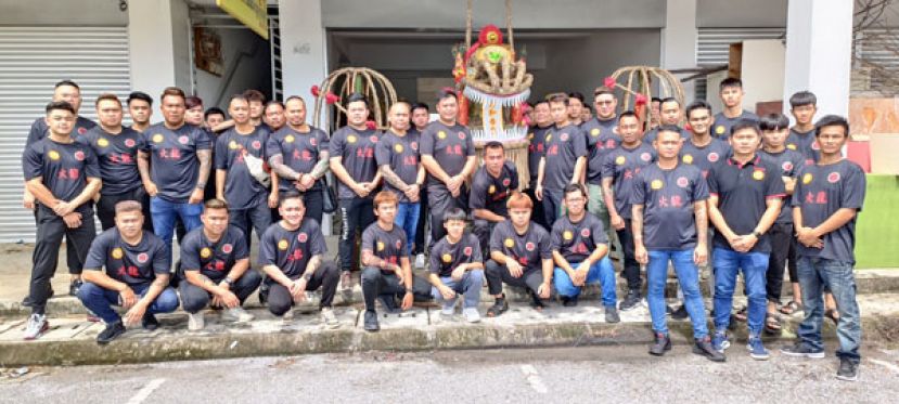 古晋宗和联谊会香火龙制作人陈志财（中）与团队合照。