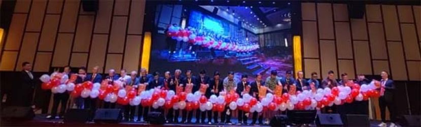 众嘉宾一起戳气球时影。