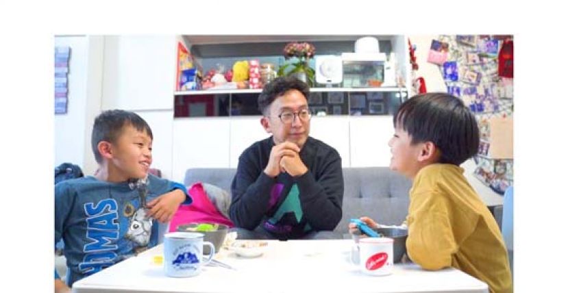 两子之父Patrick原本在银行从事投资工作，四年前成为全职爸爸。