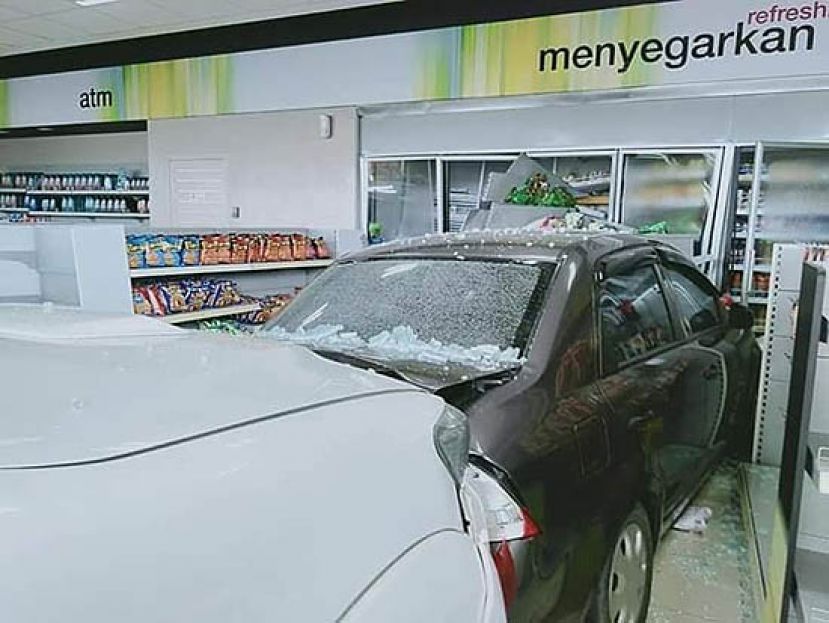 两辆肇祸车冲破玻璃门撞入超市。