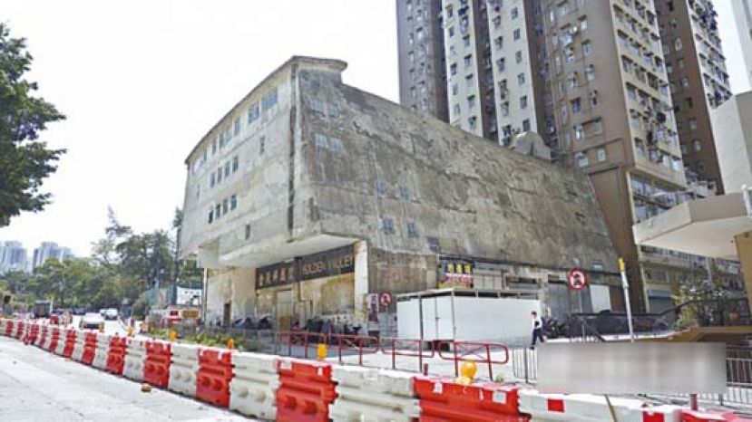 金茂坪曾是秀茂坪以至观塘一带有名的戏院，结业后丢空近30年，因石屎剥落、发展商铲走外墙而更显破旧。