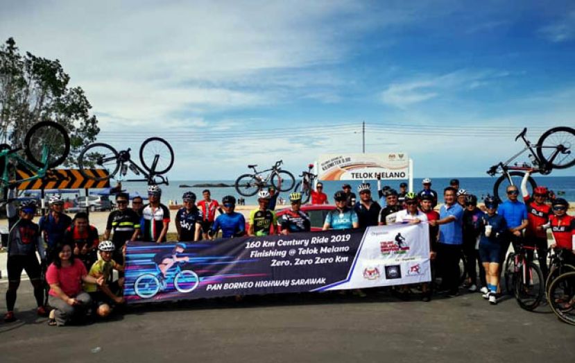 砂人民公正党巴都林当区州立法议员施志豪律师（右六）见证泛婆罗洲大道起点（0公里）之“泛婆罗洲大道世纪自行车骑行”160公里壮举完成仪式。