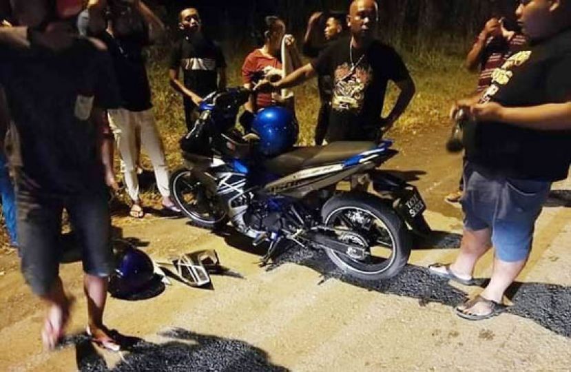 民众在现场将损毁的电单车扶起。