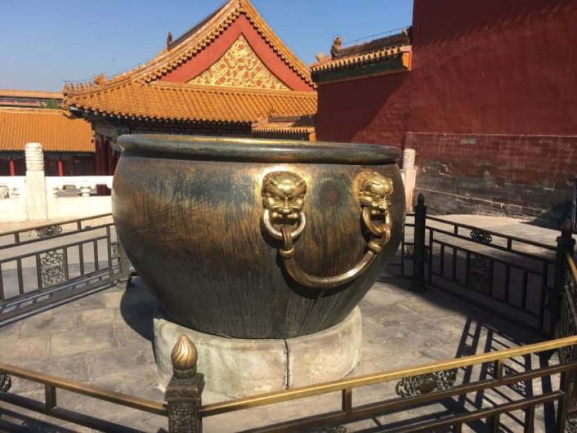 太和殿前铜缸。