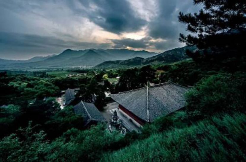 佛光寺位于山西五台县城东北的佛光山中。