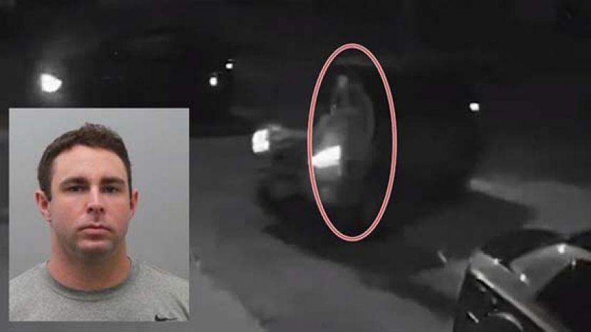 警车撞向男子（红圈），史密斯（小图）被革职。