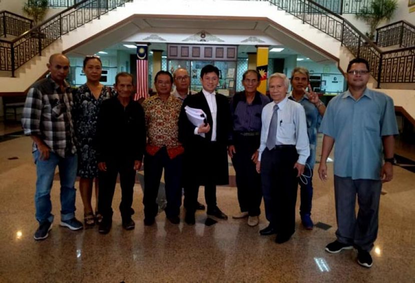 巴南习俗地地主和代表律师薛斯政(左五)在司法部大厅合影。