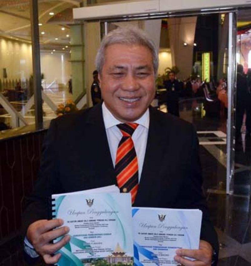 砂副首长兼城市发展与天然资源部第二部长拿督阿玛阿旺登雅向媒体展示其部门总结报告书。