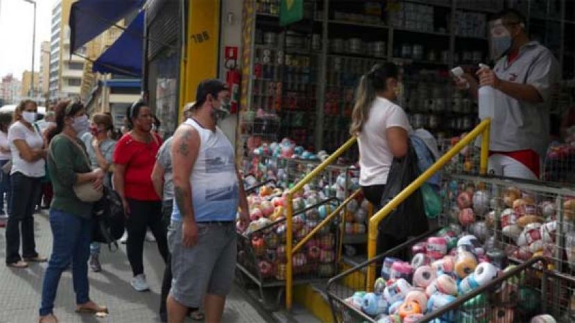 圣保罗市商店外挤满排队入内购物顾客。