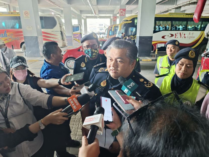 砂陆路交通局局长诺里占（中）接受媒体访问。