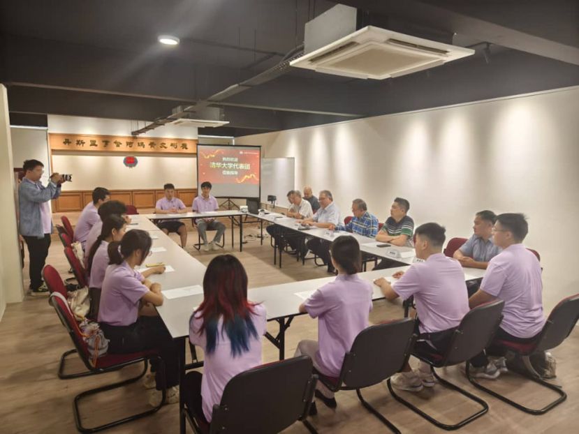 砂中友会理事与清华大学写作与沟通教学中心的学术考察团展开交流会。