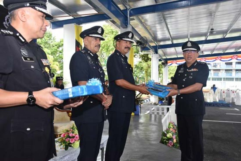 砂警察总监拿督南利（左三）移交警车钥匙予各警区代表。