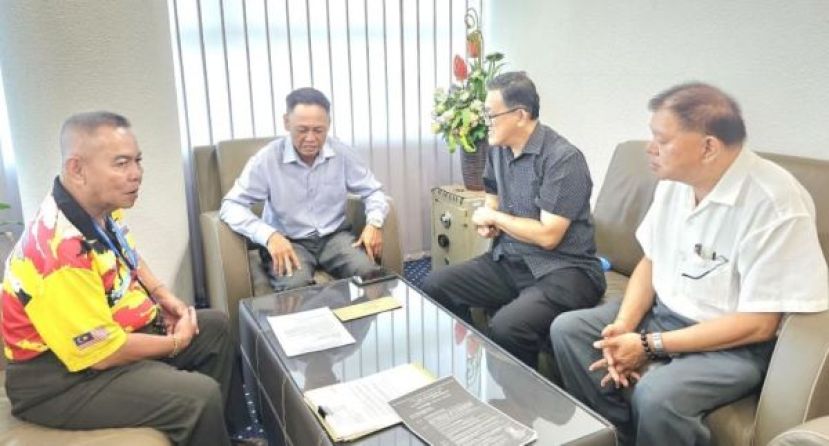 坊间社险福利觉醒推手陈中兴（右起）、薛华东拜会社险砂局长陈邦正，左为甲必丹林传政。