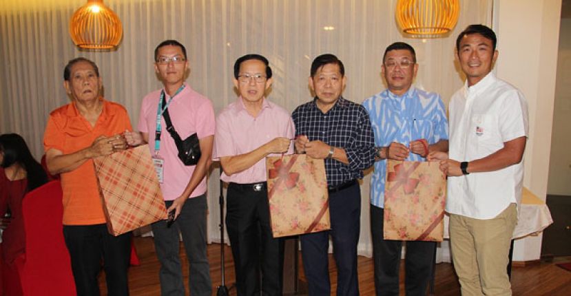 古晋中中校董会财政沈桂馥（左）、副主席郑佑上（左三）及主席黄良杰（右二）分别赠送纪念品予台中市立新社高级中学组长林伯翰、（左二）、校友会理事长房其颂（右三）及学务处主任许佑鹏（右）。