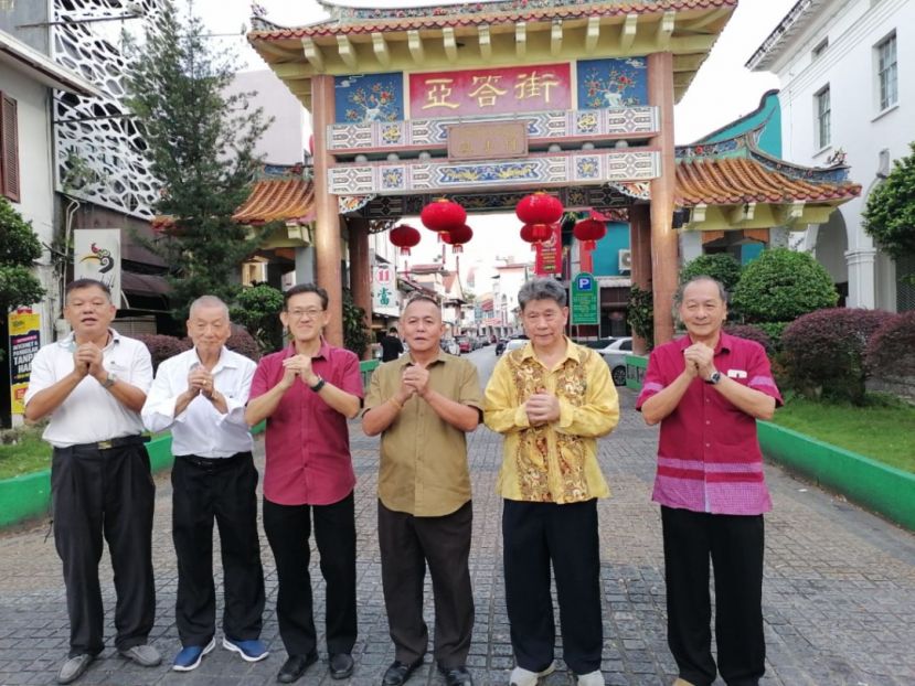 薛华东（左3）为古晋老巴刹民众联谊会主持亚答街灯笼亮灯迎春仪式；左4起为该会主席甲必丹林传政、王亚益、孙守生；左起是陈中兴、沈云豹。