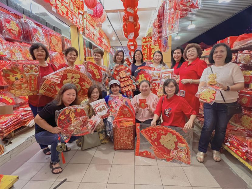 前排左一：刘梅芷，張慧英，工委会主席田美丽，关峰仙，锺金花。后排左一起：李雪香，郑妹妹，朱惠晶，主任張慧娇。锺鿊郿，蔡效玲，符爱新，黄兴启，陈俐桦。