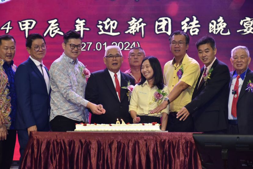 左二起马来西亚罗哩同业总会会长拿督黄冠燊、交通部长陆兆福的代表俞利文、砂拉越罗厘运输总会会长庄永隆、拿督阿玛沈桂贤的代表许德婉、哥打圣淘沙区州议员叶耀星、晚宴筹委会主席本固鲁黄仁瑞及嘉宾共切40周年纪念蛋糕。
