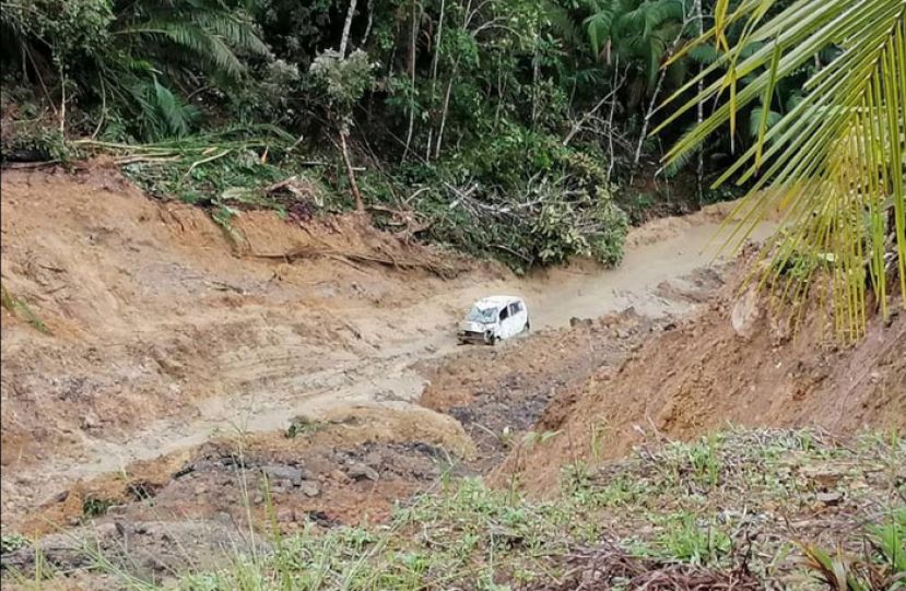 轿车滑落山谷损毁。