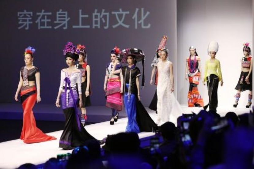 缤纷多彩的普洱民族服装。