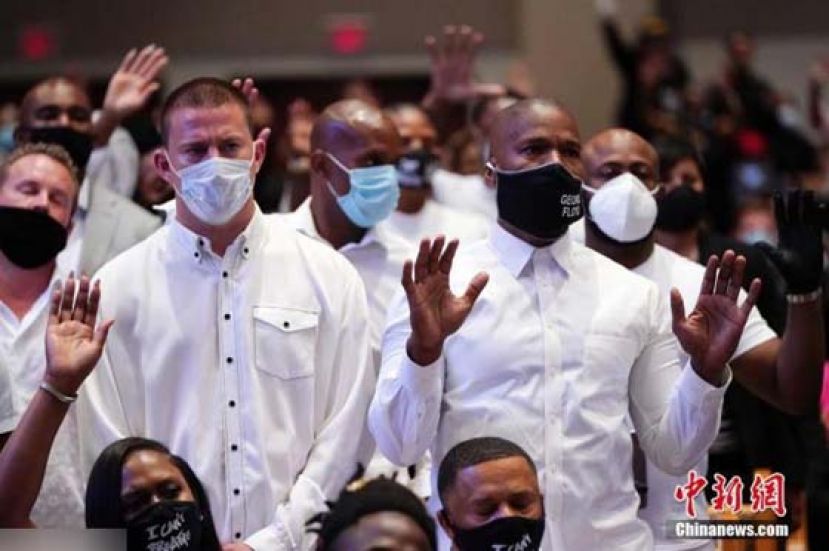 据哥伦比亚广播公司(CBS)的消息，弗洛伊德葬礼举行，其家族邀请了大约500名宾客出席丧礼，其中包括政治领袖和名人。拳击冠军梅威瑟将负责其葬礼的所有费用。