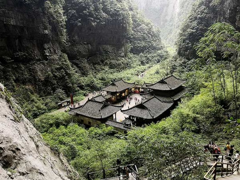 图示：天龙天坑地标-天福官驿，是张艺谋《满城尽带黄金甲》电影的唯一外景拍摄地。用了三百万人民币仿照唐朝官驿而建。