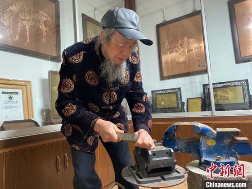 赵秀林展示绍兴铜雕技艺。