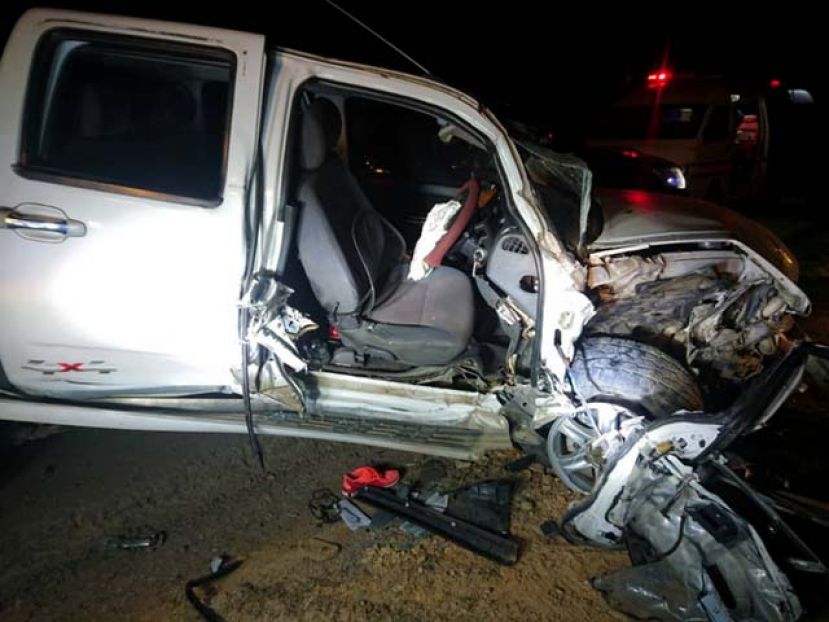 四驱车撞入拖格罗厘车底，车头稀烂。