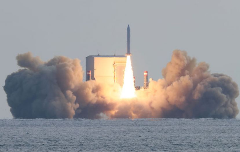 韩国军方去年12月初在济州岛中文海岸，成功发射搭载观测用卫星的固态燃料火箭。