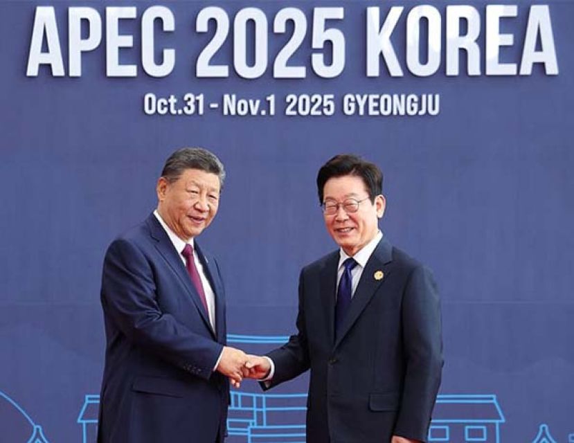 中国国家主席习近平（左）与韩国总统李在明在峰会期间交谈。