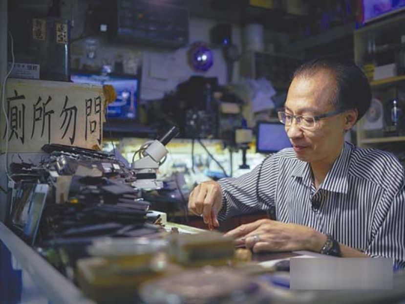 维修电话30多年的Wilson表示，只要有客人撑住也不会退休。