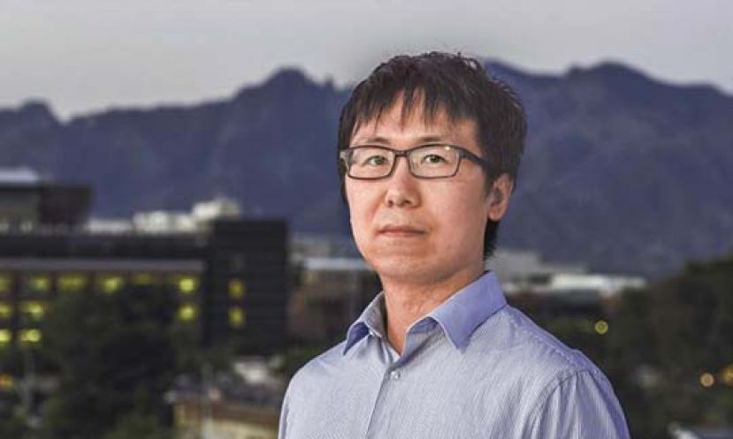 港人陈志均目前在亚利桑那大学任职天文学家。